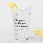 Verre Proposition officielle amusante Mariez-nous<br><div class="desc">Demandez à votre officiant de vous marier avec cette carte de proposition officielle de typographie moderne qui dit : Par le pouvoir qui vous est dévolu par Internet,  serez-vous notre officiant ?</div>