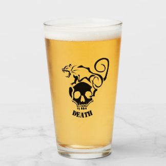 Verre Rat en colère sur un crâne mal