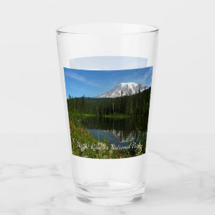 Verre Reflet du lac du mont Rainier avec des fleurs sauv