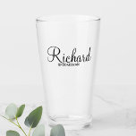 Verre Scénario moderne - Groomsman personnalisé<br><div class="desc">Cadeaux Groomsman personnalisés avec le nom de toiletteur personnalisé en style de police de script moderne noir avec titre et date mariage dans le style de police sans serif moderne. Parfait aussi pour le meilleur homme,  père de la mariée,  demoiselle d'honneur,  mère de la mariée et plus encore.</div>