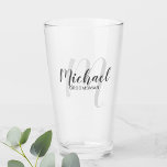 Verre Script moderne Salons personnalisés<br><div class="desc">Ajoutez une touche personnelle à votre mariage avec du verre de toiletteur personnalisé. Cette vitre présente le nom des groomsmen personnalisées dans le style de police de script moderne gris et monogramme dans le style de police de script moderne gris clair comme arrière - plan avec titre en gris moderne...</div>