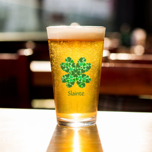 Verre Shamrock vert de coeurs personnalisé