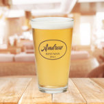 Verre Taupe Stylisé Mariage Meilleur nom d'homme<br><div class="desc">Bière en verre pour le mariage Best Man qui présente son nom imprimé dans une couleur taupe tendance, script stylisé à l'intérieur d'une bordure couleur taupe ovale avec date mariage. Une excellente idée d'offre de fête pour une fête de bachelier! Personnalisez votre verre de bière en modifiant et en remplaçant...</div>