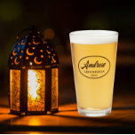 Verre Taupe Stylisé Mariage Nom du fabricant<br><div class="desc">Verre de bière pour le toiletteur mariage qui présente son nom imprimé dans une couleur taupe, script stylisé à l'intérieur d'une bordure couleur taupe ovale avec date mariage. Une excellente idée d'offre de fête pour une fête de bachelier! Personnalisez votre verre de bière en modifiant et en remplaçant le nom...</div>