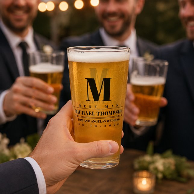 Verre Témoin de mariage moderne monogramme simple (Personalized Best Man pint glass filled with beer and displayed on an elegant wedding bar.)