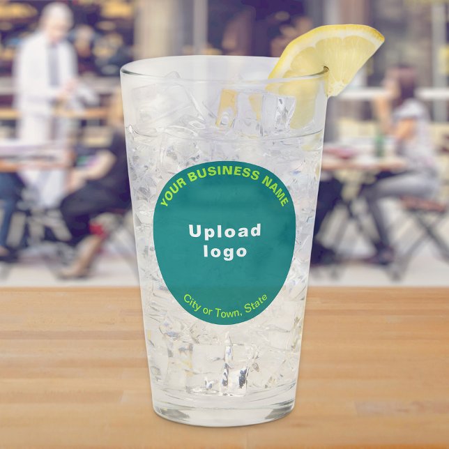 Verre Turquoise vert rond forme affaires marque sur verr (Build brand name awareness. Teal green round business brand on glass cup.)
