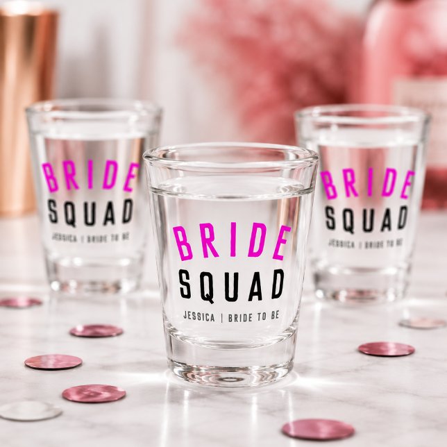 Verres à shot pour l'enterrement de vie de jeune f (Personalized bride squad shot glasses for bachelorette favors and bridal party toasts.)