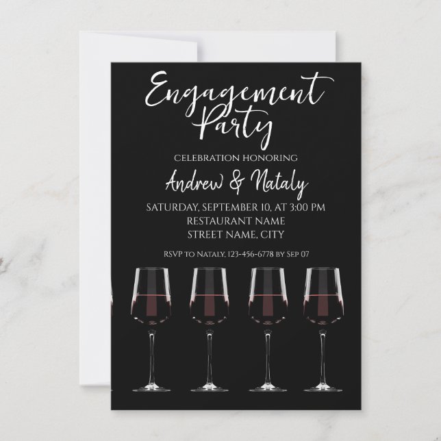 Verres à vin avec du vin rouge sur invitation noir (Devant)