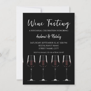 Verres à vin avec du vin rouge sur invitation noir