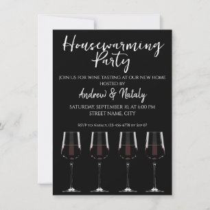 Verres à vin avec vin rouge sur invitation noire