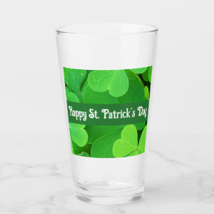 Verres de la Saint-Patrick avec trèfles verts