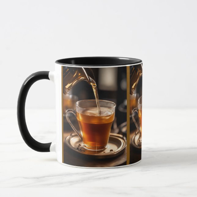 Verser du thé herbal chaud dans une tasse en verre (Gauche)