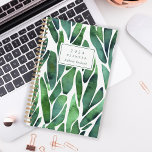 Vert aquarelle Motif de feuillage Monogramme 2024<br><div class="desc">Personnalisez ce planificateur avec votre nom en italique vert foncé encadré par un rectangle blanc,  sur un motif arrière - plan audacieux de grands feuilles d'aquarelle verte.</div>