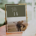 Vert olive chic moderne 5x7" Numéros de tableau ph<br><div class="desc">Ces numéros de table photo chic et moderne vert olive 5x7" sont parfaits pour un mariage simple. Le design boisé boho comprend une typographie bohème rustique unique et élégante dans une couleur verte boisée minimale. La carte s'imprime à l'avant et à l'arrière (double face). Personnalisez chaque carte avec une photo...</div>