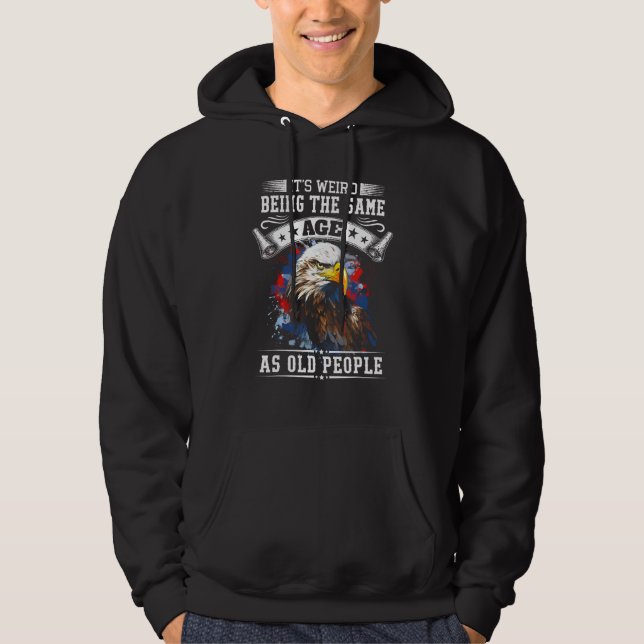Veste À Capuche C'Est Étrange D'Être Le Même Âge Que Les Vieilles  (Devant)