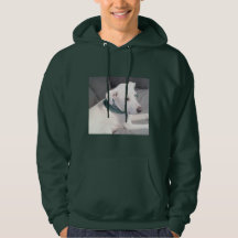 Chien blanc mignon portant un écusson vert