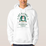 Veste À Capuche Chill Christmas Snowman | Nom de famille<br><div class="desc">Détendez-vous avec vos proches avec ce design de Noël cosy. Illustration mignonne d'un pull-over tricoté vert et de flocons de neige. Ce design vectoriel moderne est idéal pour entrer dans l'esprit de vacances. Faites-le vous-même en le personnalisant avec votre nom de famille. Vous pouvez modifier le texte et les couleurs...</div>