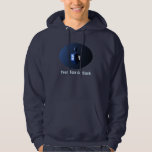 Veste À Capuche Dreidel bleu brillant<br><div class="desc">Un rêve moderniste bleu métallique contre un arrière - plan sombre et nocturne. Deux des lettres hébraïques trouvées sur un dreidel,  une nonne et un shin,  brillent brillamment. Ajoutez votre propre texte.</div>