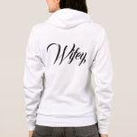 Veste À Capuche Sweatshirt de script Wifey élégant en noir<br><div class="desc">Express votre histoire d'amour avec le "Sweatshirt Wifey Black Script". Doté d'une conception de script sophistiquée, ce sweatshirt est parfait pour ceux qui embrassent avec fierté leur titre de "femme". Son tissu noir doux et sa police minimaliste intemporelle allient style et confort, ce qui en fait un must pour votre...</div>