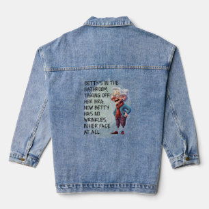 Veste En Jean Betty est dans la salle de bain à enlever son bar