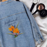 Veste En Jean Bird of Paradise Flowers Bridesmaid Nom<br><div class="desc">Veste en denim Bridesmaid avec orange, oiseau de paradis fleurs design et personnalisation. Le texte et l'image des fleurs exotiques est à l'arrière. Le texte "Bridesmaid" est en bleu foncé avec une place pour son nom en-dessous. Fleurs orange vif aux feuilles bleu foncé et vert font un design audacieux et...</div>