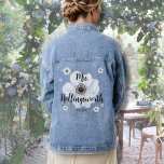 Veste En Jean Calligraphie de script blanc Mariée Mariage modern<br><div class="desc">Fleur blanche mignonne et simple Mme Nom jean veste design pour une nouvelle mariée! Parfait pour prendre des photos mariages mignonnes, ou pour quelqu'un de donner à une mariée à une douche nuptiale ou une fête de bachelorette. Non seulement cela peut être un grand accessoire de jour de mariage, mais...</div>