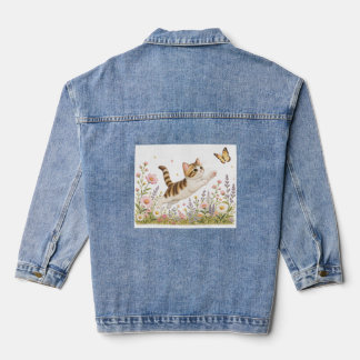 Veste En Jean Chat brodé poursuivant un papillon dans une prairi