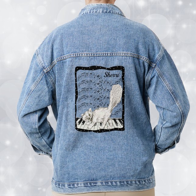 Veste En Jean Chat souriant blanc sur touches de piano Notes de  (Happy white cat on piano keys with bars of music notes in white dotted black frame on denim jacket.)