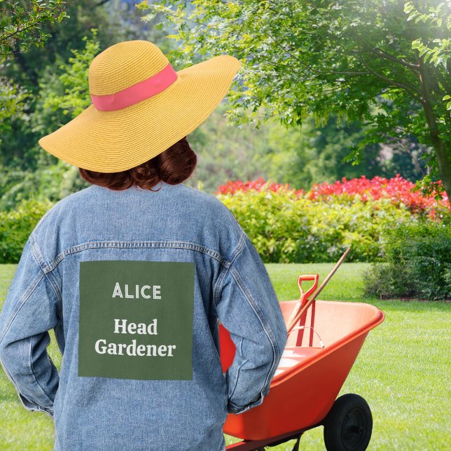Veste En Jean Chef Gardener Nom personnalisé Vêtements Jardin Ca (A denim jacket with 'Head Gardener' caption on a green background, to personalize with a name)