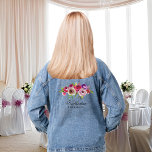 Veste En Jean Chic rose Floral Nom de la servante d'accueil pers<br><div class="desc">De belles fleurs d'aquarelle rose vif ornent cette veste de denim, simple et chic et personnalisée de demoiselle d'honneur pour une douche nuptiale d'été ou une fête de bachelorette dans un jardin. Le joli script cursif est mis en valeur par un magnifique magenta plein de vie et un bouquet de...</div>