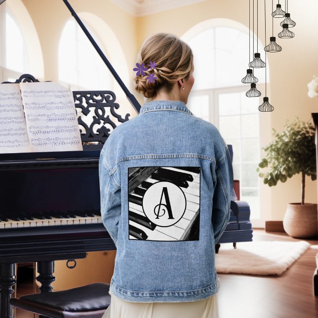 Veste En Jean Clés de piano Noir et Blanc Clavier Monogramme (A denim jacket with piano keyboard and monogram letter circle design)