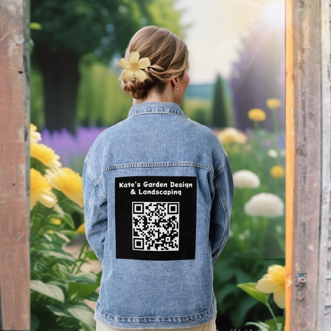 Veste En Jean Code QR personnalisé noir blanc numérisation Busin (A denim jacket, personalized with your business name and scannable QR code on the back)