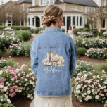 Veste En Jean Cowgirl Floral Cowboy Boots Bridesmaid<br><div class="desc">Veste denim pour mariée personnalisée avec une illustration romantique de bottes de cowboy ou de cowgirl blanches et de fleurs de pivoine. Nom personnalisé dans la police de script moderne. Parfait pour la mariée, la demoiselle d'honneur, la fête de la mariée ou la servante d'honneur. Cet élément fait partie d'une...</div>