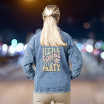 Veste En Jean Funny Retro Bachelorette Party<br><div class="desc">Jolie blouson en denim de la fête de la bachelorette pour les demoiselles d'honneur de la mariée et les besties avec "Here Comes The Party" dans une large police ondulée rétro dans les tons vert sauge poussiéreux, rose, bleu et jaune et une illustration style années 70 d'une fleur. Une veste...</div>