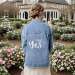 Veste En Jean J'ai dit oui Mariage Fiançailles Typographie<br><div class="desc">J'ai dit oui Mariage Fiançailles Typographie Veste en jean présente le texte "J'ai dit oui" dans une typographie de script moderne accentuée d'une bague de fiançailles. Conçu par Evco Studio www.zazzle.com/store/evcostudio</div>