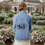 Veste En Jean Je dis oui Typographie de mariage et de fiançaille<br><div class="desc">Je dis oui Mariage Fiançailles Typographie Veste en jean avec le texte "Je dis oui" dans une typographie moderne accentuée d'une bague de fiançailles. Conçu par Evco Studio www.zazzle.com/store/evcostudio</div>