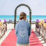 Veste En Jean La typographie de la mariée blanche et le mariage<br><div class="desc">La typographie de cette mariée blanche et la mariage de couronnes florales Denim Jacket est une pièce charmante qui a été conçue spécialement pour la future mariée lors de sa douche nuptiale ou le jour du mariage. Une police de script épelle le mot "Mariée" au dos de la veste, ajoutant...</div>