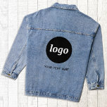 Veste En Jean Logo simple avec texte commercial promotionnel<br><div class="desc">Logo simple et moderne avec design commercial de texte personnalisé. Idéal pour un uniforme pour le personnel et les employés,  ou comme cadeau promotionnel pour vos clients et clients. Portez-les vous-même pour sensibiliser votre marque.</div>