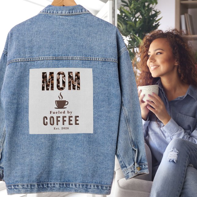 Veste En Jean Maman alimentée par le café humour drôle (A cool denim jacket with "Mom fueled by coffee' in  coffee beans lettering, coffee cup and est. year)