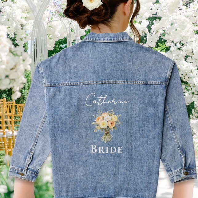 Veste En Jean Mariage floral rustique mariée personnalisée (A denim jacket for a bride, with peach, yellow and white roses and custom name in script typoography)