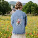 Veste En Jean Mariée Fleur Sauvage Bohème Rustique Floral<br><div class="desc">Célébrez avec style avec notre veste en denim à fleurs sauvages bohème et rustique pour la mariée ! Cette veste époustouflante présente un design élégant de fleurs sauvages, alliant le charme bohème et rustique. Parfaite pour la future mariée, elle ajoute une touche personnelle aux douches de mariée, aux enterrements de...</div>