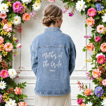 Veste En Jean Marraine de la mariée écriture blanche<br><div class="desc">Veste en jean mariage de la mère de la mariée avec écriture blanche. Idéal pour les mariages,  la fête de mariage,  la soirée d'enterrement de vie de jeune fille. Découvrez d'autres produits avec ce design dans la collection ci-dessous.</div>