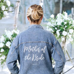 Veste En Jean Mère du Mariage marié Personnalisé<br><div class="desc">Faites sentir à maman spéciale avec cette veste denim mariage personnalisée! Les mots 'Mère de l'Épouse' sont écrits dans une police de script tendance, et ci-dessous vous pouvez ajouter un nom personnalisé, une date mariage, un emplacement ou un autre texte. Cette belle veste en jean mélangé de coton fait un...</div>