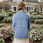 Veste En Jean Mère personnalisée de la mariée Jeans Femme<br><div class="desc">Veste en denim de femme élégante,  personnalisée avec la mère du nom de famille de la mariée,  typographie stylisée de la mariée. Grande veste de jour de mariage et accessoire pour la mère de la mariée.</div>
