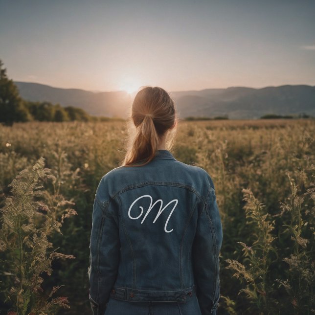 Veste En Jean Monogramme initial dans la police de script (girl on an autumn field wearing a custom denim jacket with her name initial)