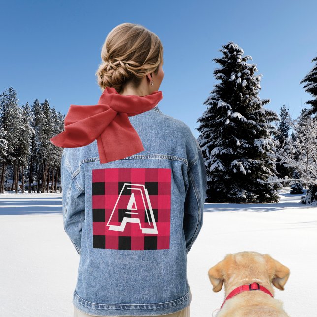 Veste En Jean Monogramme moderne Initial Rouge Buffalo Check élé (A denim jacket with monogram initial in a white capital letter, on a red buffalo plaid panel)