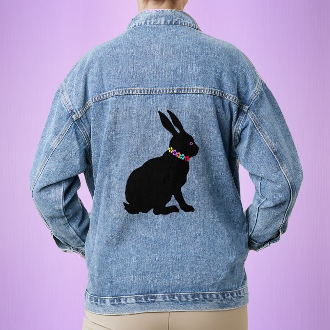 Veste En Jean Profil latéral Fleurs de lapin en silhouette noire (Sitting black silhouette bunny rabbit with ring of colourful flower petals on a womans denim jacket.)
