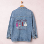 Veste En Jean Robes de mariée de la Team Bride pour la fête de m<br><div class="desc">Cette veste présente une illustration originale au marqueur d'une rangée de robes de demoiselles d'honneur, avec TEAM BRIDE dans une police amusante. Personnalisez simplement avec les informations de votre événement pour un cadeau unique pour une douche de mariée ou une fête de bachelorette ou un cadeau pour les demoiselles d'honneur....</div>