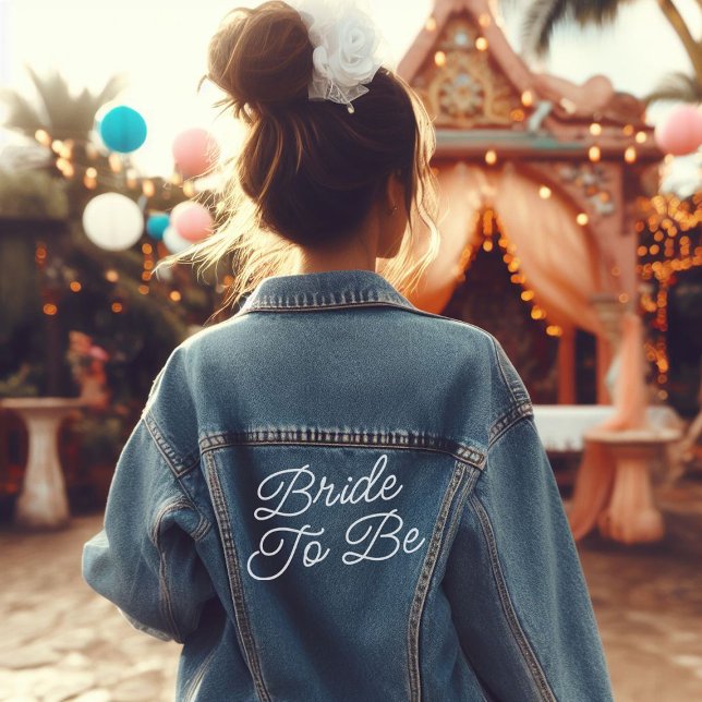 Veste En Jean Script Fiancée À Marier (cute girl on her bachelorette party wearing a denim jacket with the wording "bride to be")