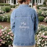 Veste En Jean Simple Minimal, Mme Est. Date Mariée<br><div class="desc">Joli et facile à personnaliser veste en jean pour votre mariage! Les deux adorables pour les photos et un gardien. Changez le nom de famille et l'année mariage à votre propre date! Faites également un grand cadeau pour les douches nuptiales, les fêtes de bachelorette et plus encore. Simples Mariage Simple...</div>